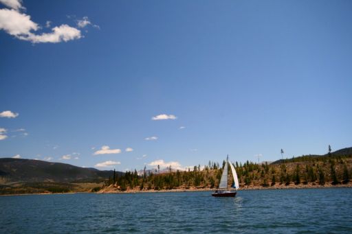 A sailboat on the waters of Lake Dillon